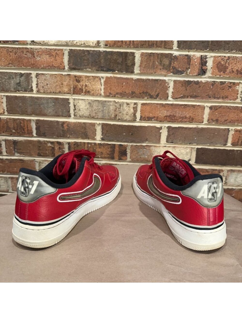 Nike Air Force 1 Low NBA Chicago Bulls Red Black Mens Size 13 Leather AJ7748-600